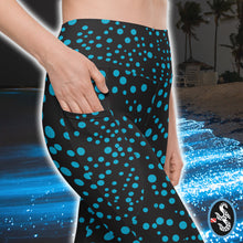 Load image into Gallery viewer, Beautiful Bioluminescence Pocket Leggings in water setting for scuba diving